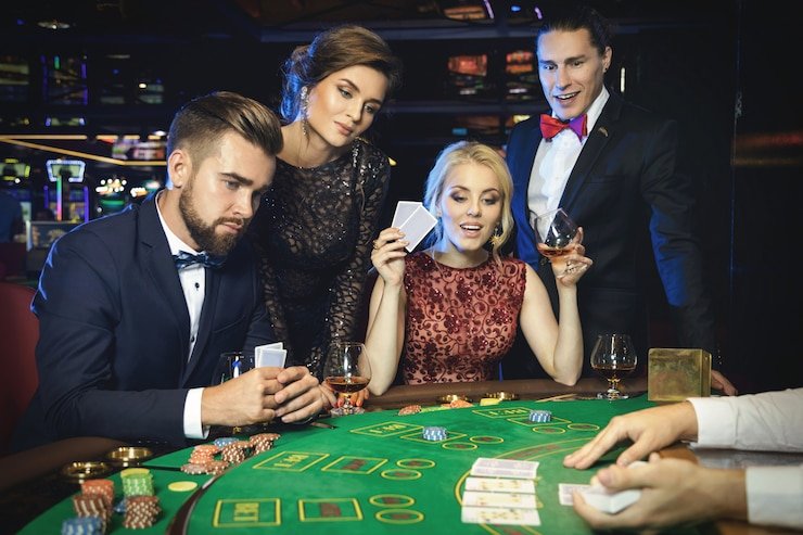 Pengguna mobile memeriksa kode promo